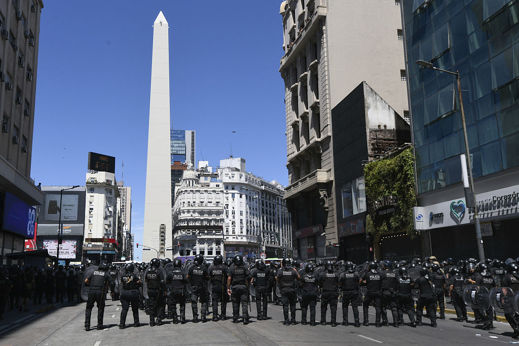 阿根廷“休克疗法”：物价疯狂上涨，民众上街抗议