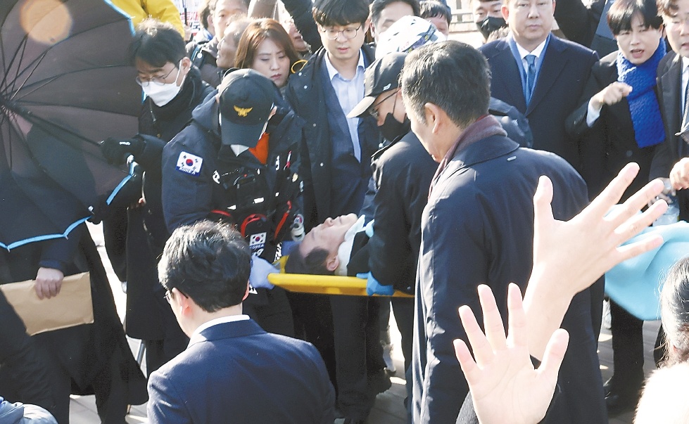 李在明遇刺震惊韩国！韩媒：现场约50名警察为什么没能阻止袭击？